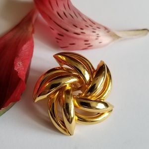 Vintage pinwheel brooch gold tone pin